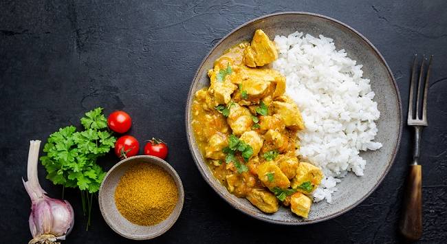 Arroz com Frango ao Curry e Leite de Coco