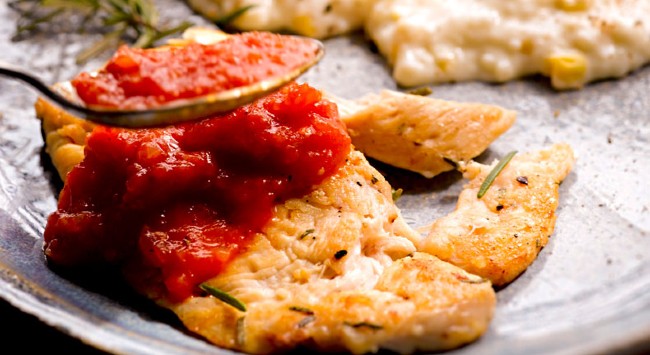 Filé de Frango com Creme de Milho e Molho de Tomate