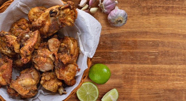 Frango à Passarinho com Molho de Iogurte