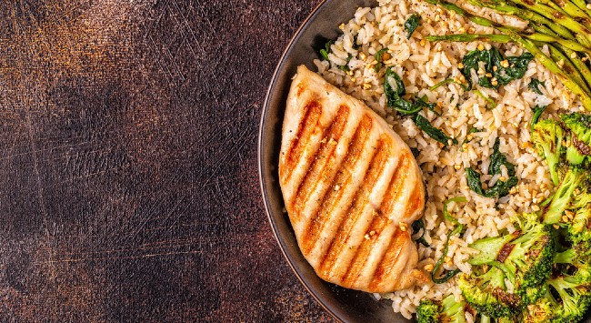 Peito de Frango Orgânico Ao Limão, Arroz 7 Grãos e Salada Com Molho de Iogurte