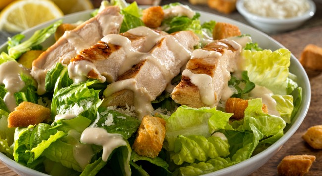 Salada Ceasar com Frango Douradinho