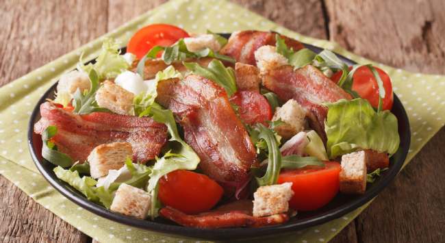 Salada Frisee com Bacon Artesanal, Ovo Pochê e Croutons Temperados