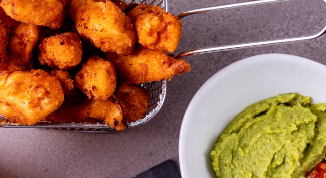 Tiras de Frango Empanadas no Nacho com Guacamole