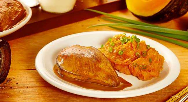 Filé de Peito Em Bifes Marinado Com Shoyu e Leite de Coco e Purê de Abóbora Japonesa