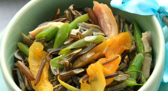 Salada de Arroz Selvagem com Frango Defumado