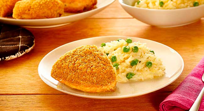 Sobrecoxa Assada Com Crosta de Pão e Arroz Cremoso Com Queijo e Ervilha