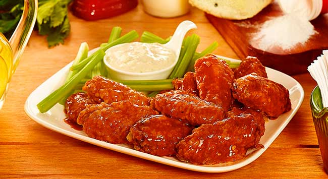 Buffalo Wings com Molho de Gorgonzola e Talos de Salsão