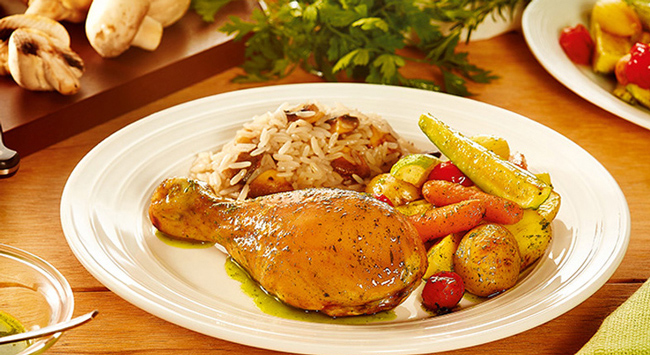 Coxa de Frango Assada com Legumes e Azeite de Ervas e Arroz com Cogumelos