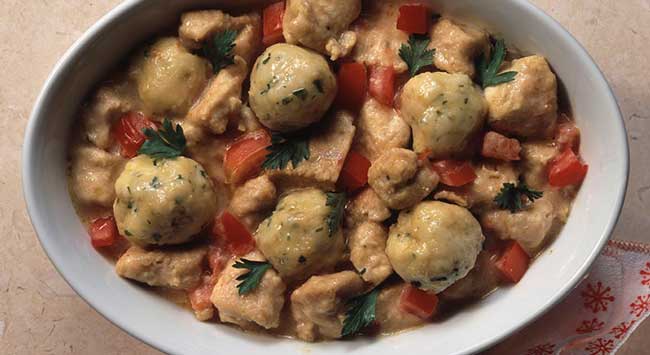 Ensopado de Frango com Bolinho de Queijo