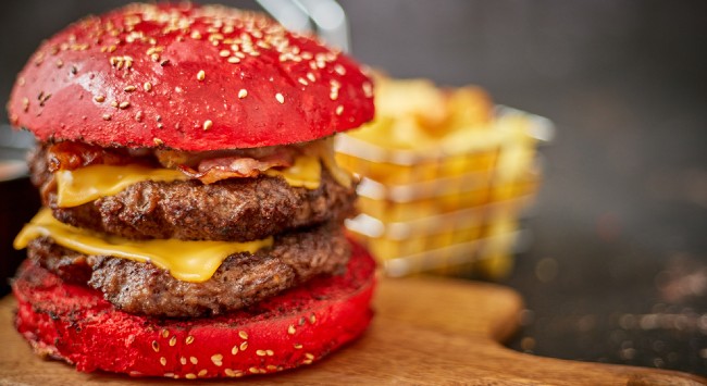 Duplo Burger Bacon com Picles de Cebola Roxa, Queijo Cheddar no Pão de Pimenta Biquinho