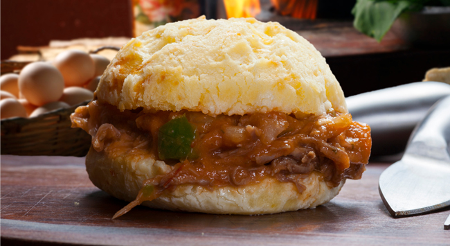 Pão de Queijo Recheado com Costela Assada e Molho de Goiabada Cascão Picante e Defumada