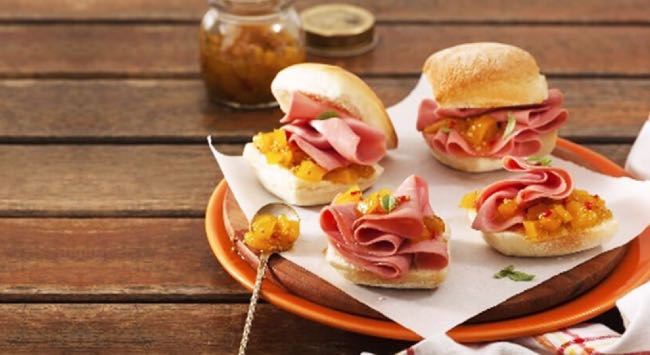 Mini Ciabatta com Fatias de Mortadela Defumada e Chutney de Manga