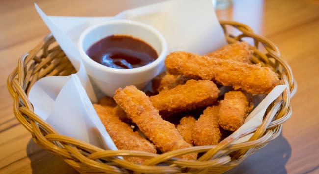 Palitos de Frango com Queijo e Arroz Biro Biro