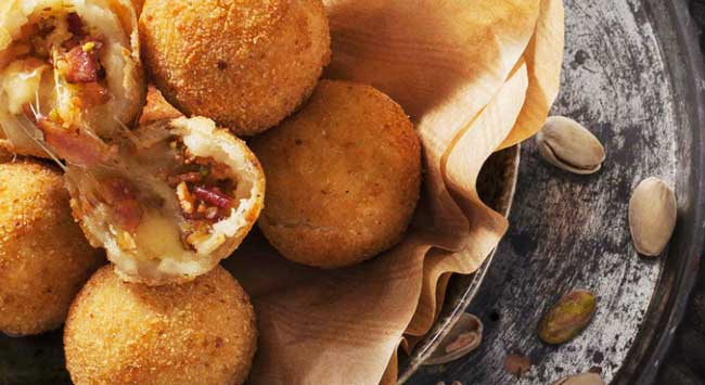 Bolinha de Queijo com Bacon e Pistache