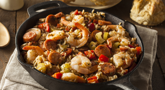 Arroz com Calabresa Defumada, Sobrecoxa, Lombo de Porco e Camarão, o Jambalaya