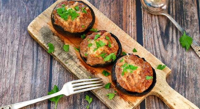 Mini torta de Cogumelo Portobello Recheado com Costela de Porco ao Molho Barbecue