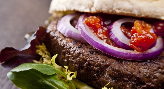 Hamburguer Vegetal com Chutney de Tomate, Mostarda Dijon no Pão de Hamburguer de Sacadura