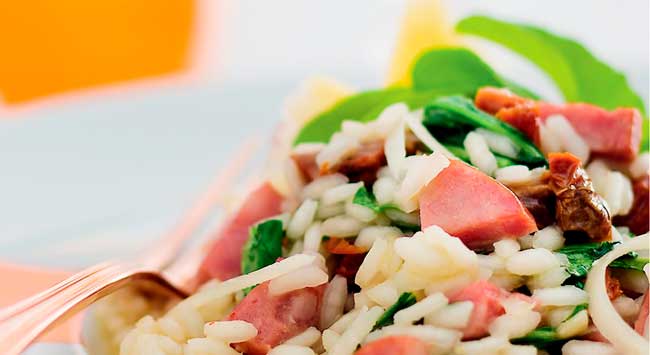 Risoto de Linguiça Calabresa Seara com Tomate Seco, Rúcula e Queijo Grana Padano