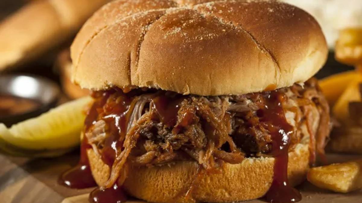 Sobrou costelinha de porco ao molho barbecue? 6 ideias para reaproveitar a carne