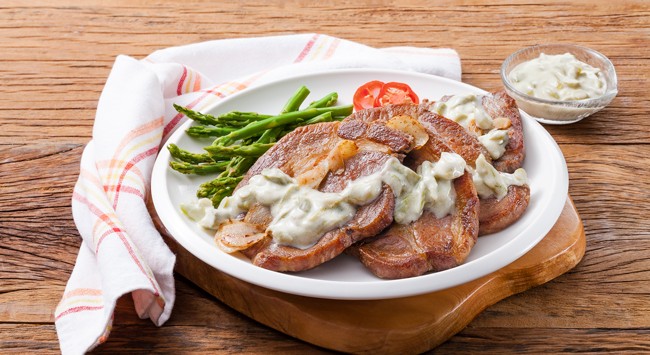 Bifes de Copa Lombo com Molho de Gorgonzola e Aspargos