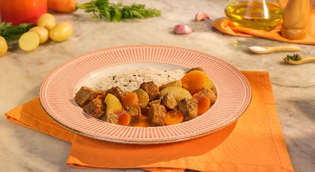 Picadinho com Arroz Branco e Batatas Rústicas