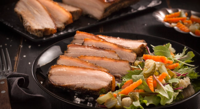 Panceta Suína com Lemon Pepper e Salada de Folhas Verdes e Picles