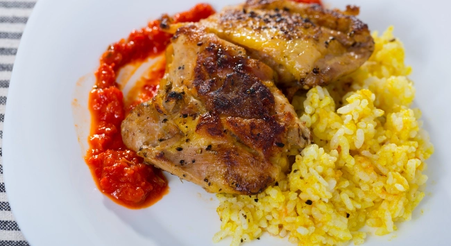 Sobrecoxa Temperada com Arroz de Curry e Amêndoas