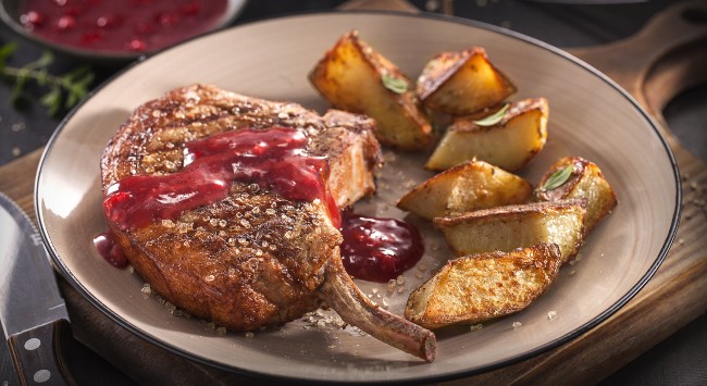 Prime Rib Servido com Batatas Coradas e Molho de Framboesa