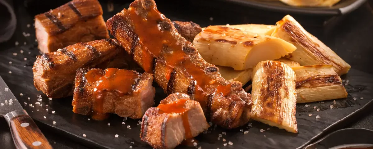 Almoço de Dia dos Pais: 7 ideias de pratos com filé mignon suíno, assado de tira, short rib e outros cortes de carne suína super premium