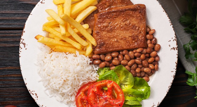 Carne Vegetal com batatas fritas, arroz, feijão e salada