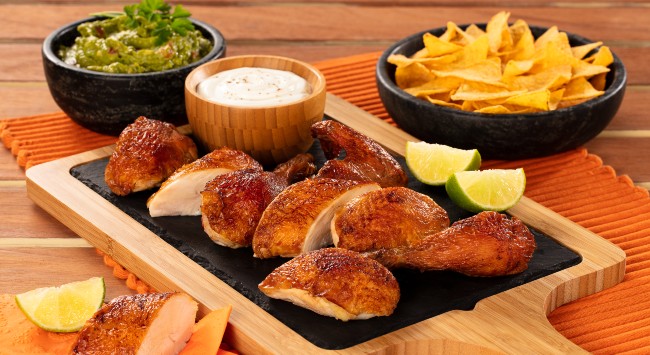 Frango de Padaria Seara com Guacamole, Creme Azedo e Nachos de Milho