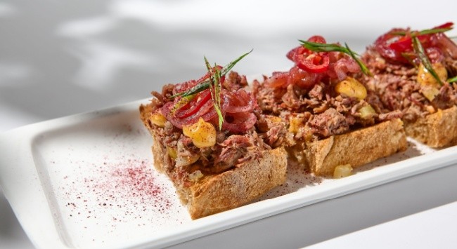 Bruschetta de Carne Desfiada com Mini Cebola e Tomate Cereja