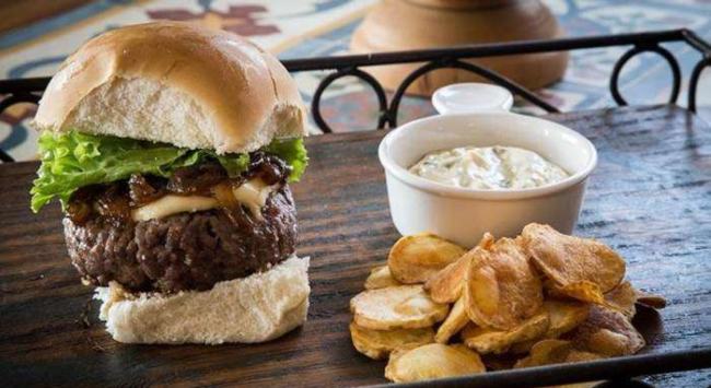 Hambúrguer de Carne de Sol e Queijo Coalho