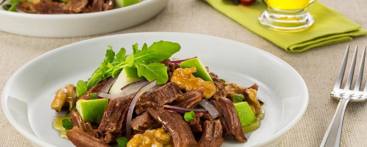 5 saladas com carne para fazer em casa