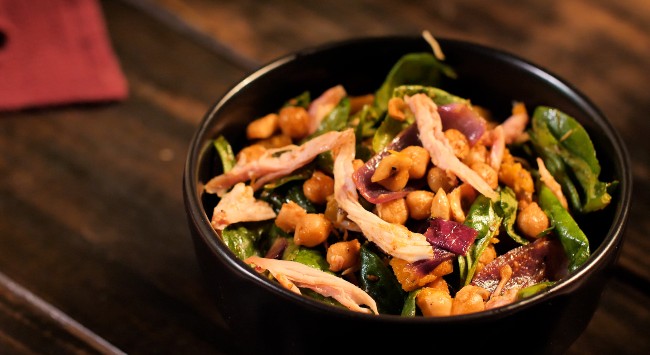 Salada de Grão-de-Bico com Frango Defumado