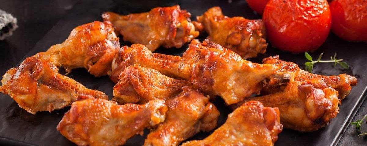 Buffalo Wings: conheça mais sobre a coxinha da asa de frango temperada no estilo americano