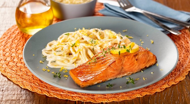 Filé de Salmão em Pedaços com Pasta ao Limone