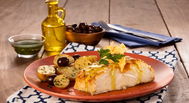 Lombo de Bacalhau com Crispy de Parmesão e Molho de Salsa