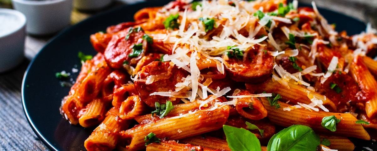 Macarrão de panela de pressão com calabresa: aprenda essa receita prática e deliciosa