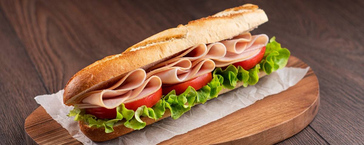 Lanches saudáveis com presunto e outros frios para comer no trabalho