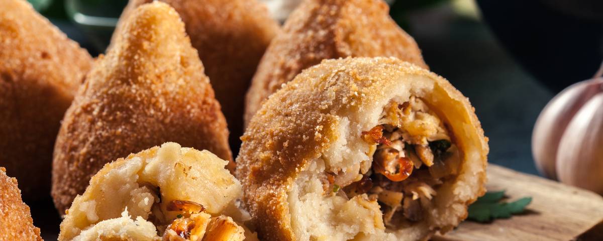 7 recheios de coxinha diferentes que vão te deixar com água na boca