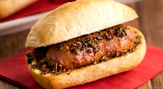 Pão com Linguiça e Molho Chimichurri