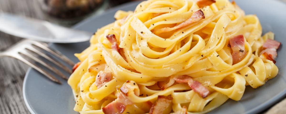 Macarrão com bacon: 7 formas de apostar nessa combinação deliciosa