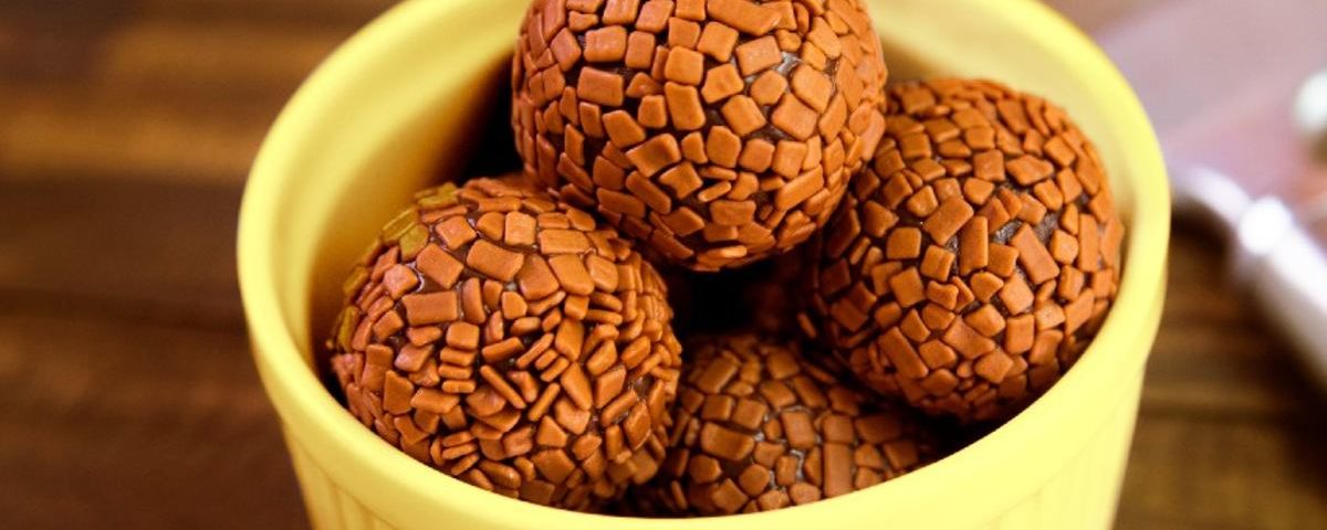 5 truques para fazer brigadeiro de enrolar sem grudar na mão