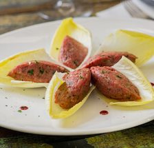 Canapés de steak tartare na endívia