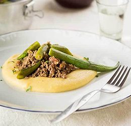 Carne com quiabo e polenta