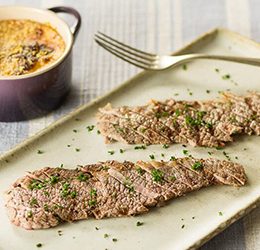 Molho bechamel e bife mineiro (peito bovino)