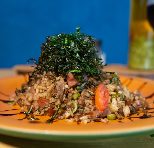 Arroz da terra com coxão mole desfiado