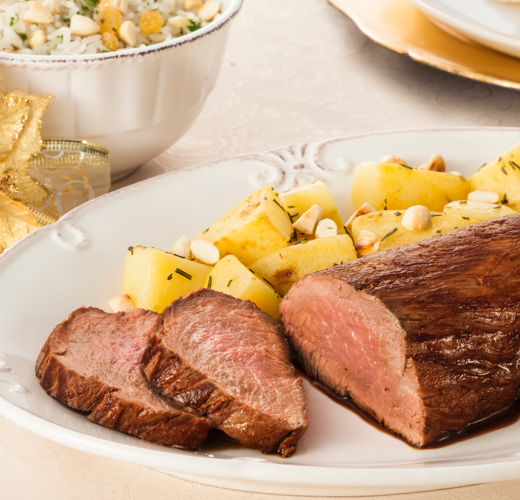 Rosbife de filé mignon, arroz com champagne e batatas douradas