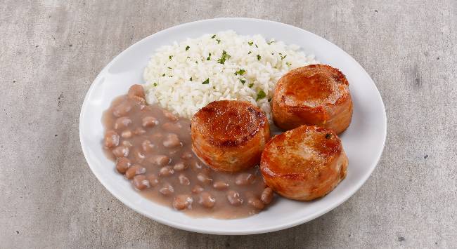 Medalhão de Filé Mignon Suíno com Bacon, Arroz e Feijão